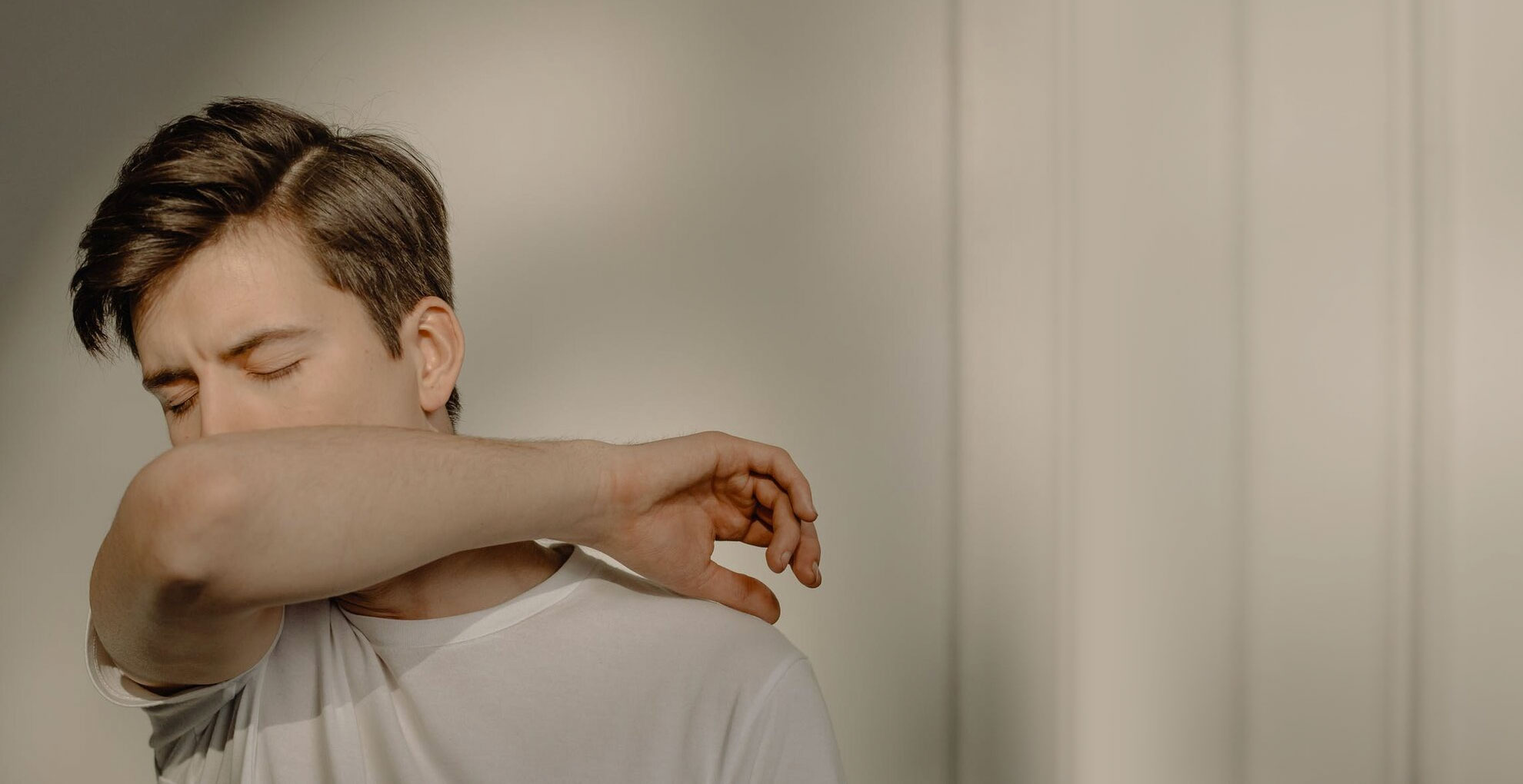 Garganta seca mesmo tomando agua